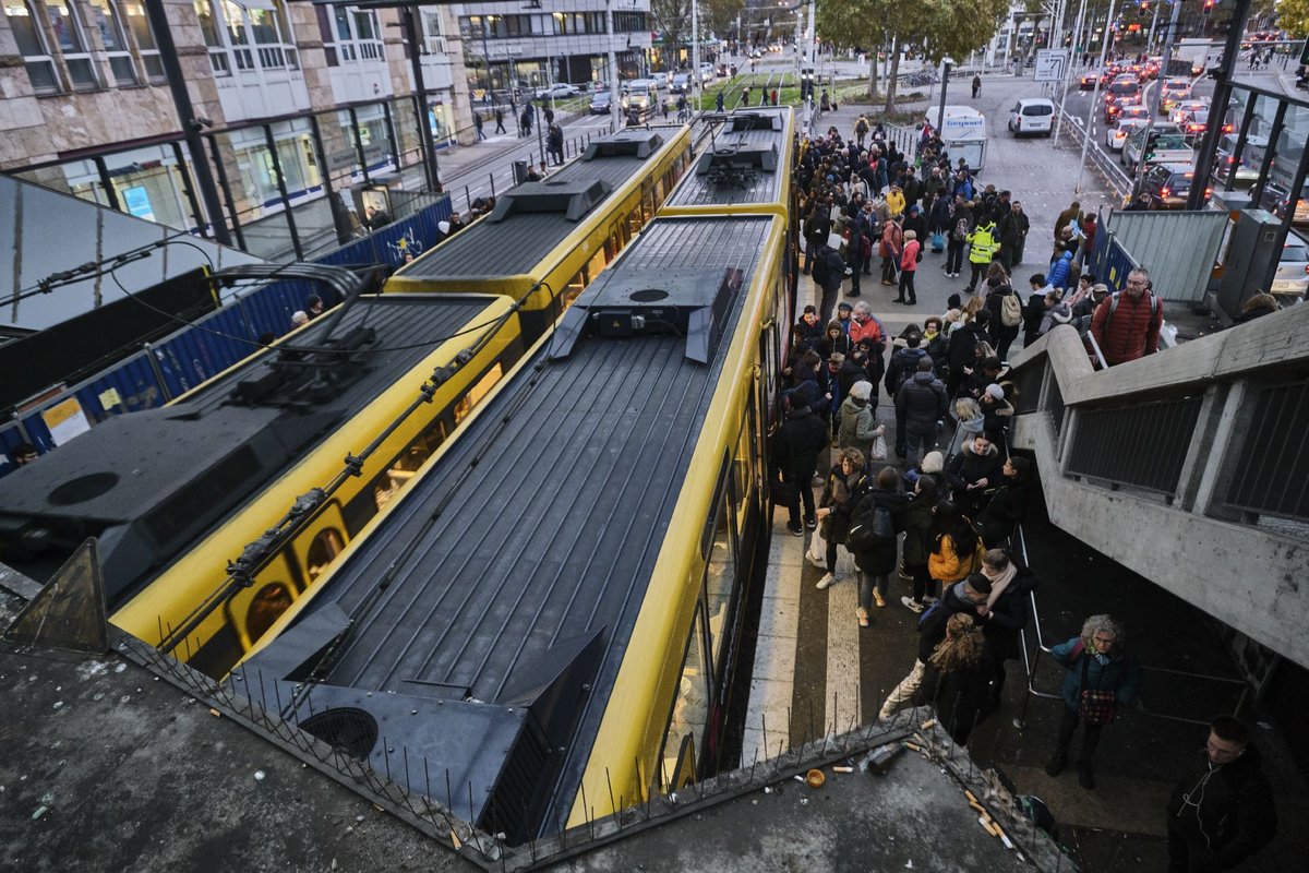 Eigentlich müssten hier Warnhinweise hängen: Das Betreten dieses Platzes fügt Ihnen und den Menschen in Ihrer Umgebung erheblichen Schaden zu.  Eigentlich müssten hier Warnhinweise hängen: Das Betreten dieses Platzes fügt Ihnen und den Menschen in Ihrer Umgebung erheblichen Schaden zu.