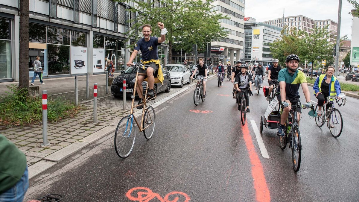 Fahrraddemo am Sonntag. Der Radweg ist selbstgemacht.