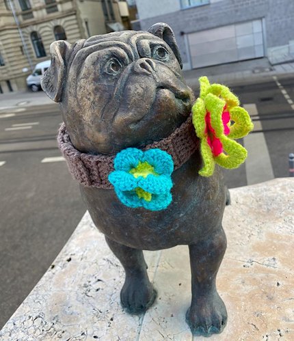 Den Superblock verschönern? Die Häkel-Weltmeisterin häkelt mit. Foto: Elke Hahn