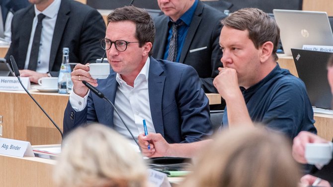 Sascha Binder (SPD) und Oliver Hildenbrand (Grüne) wollen diffusen Hinweisen aus dem SEK nachgehen. Foto: Jens Volle Sascha Binder (SPD) und Oliver Hildenbrand (Grüne) wollen diffusen Hinweisen aus dem SEK nachgehen. Foto: Jens Volle