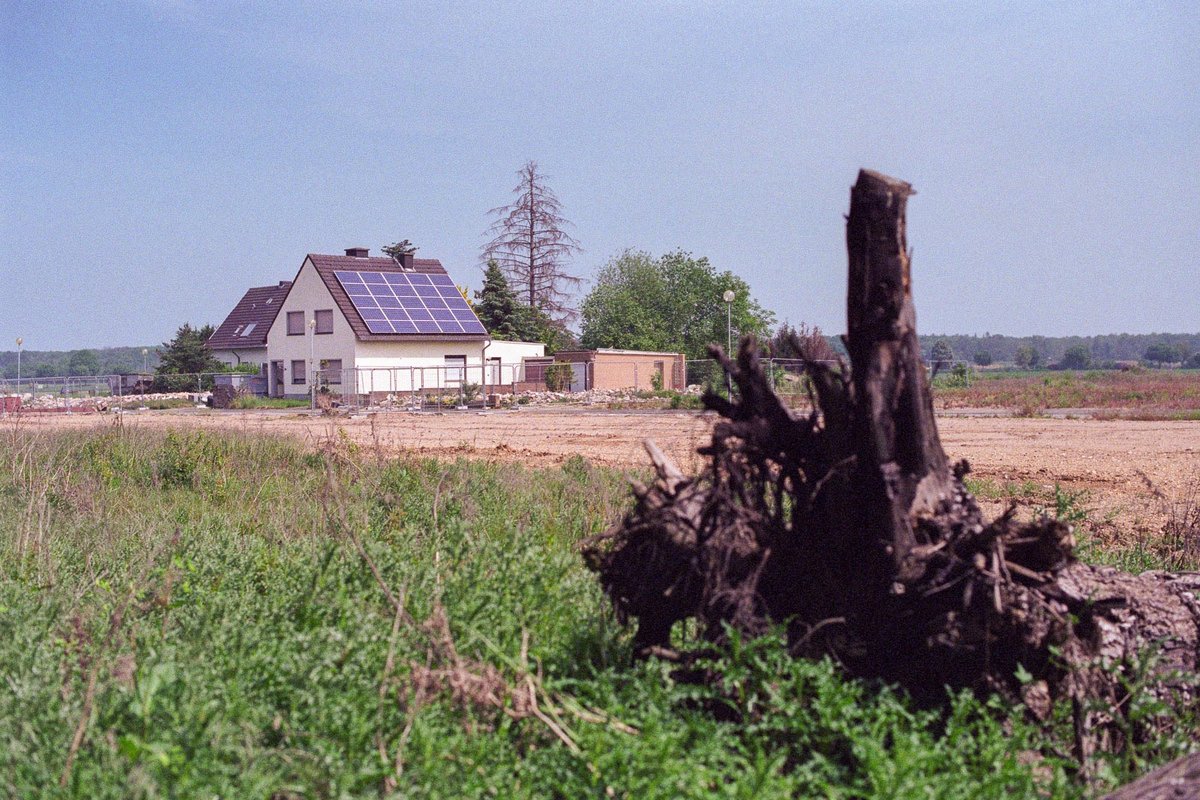 "Am Wäldchen" heißt die Straße, an der das Haus Nummer 30 steht, im Mai 2020 mit Sonnenkollektoren auf dem Dach.