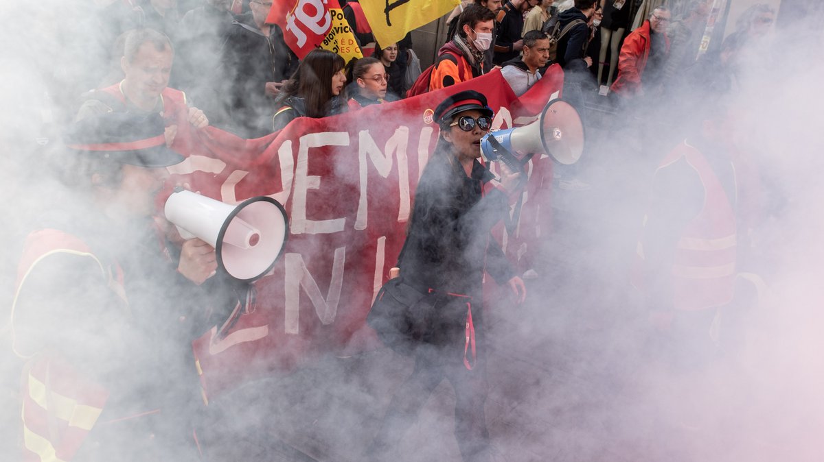 ... dem Block der Eisenbahner:innen, schon mit Rauch.