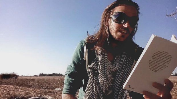 Der Autor Gian Max Amin (Pseudonym) ist 1988 in der Schweiz geboren. Was ihn bewogen hat dieses Buch zu schreiben? "Das Chaos der Welt", sagt er. Am 19. November las er live aus der Marokkanischen Wüste zur Linken Literaturmesse in Nürnberg. 