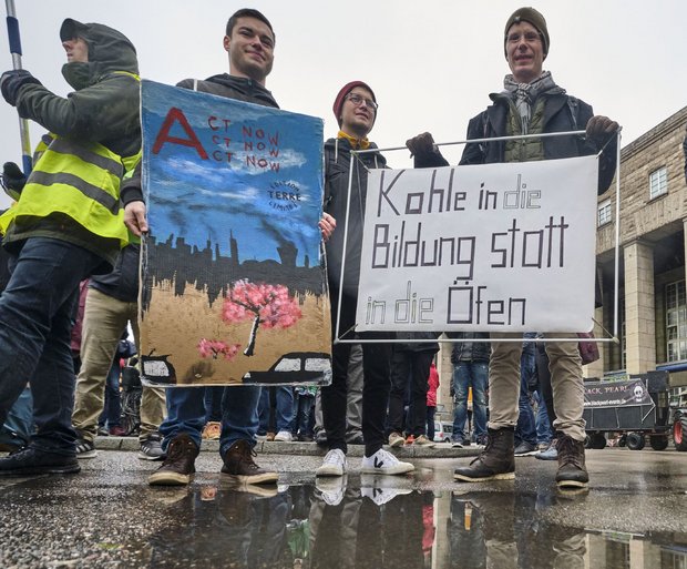 Der Demonstrant rechts sagt an, wo die Kohle hingehört. Foto: Joachim E. Röttgers