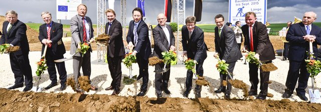 Zehn Männer begraben 10 000 Millionen Euro: (v.l.n.r.) Hermann Strampfer, Martin Schairer, Wolfgang Drexler, Volker Kefer, Andreas Scheurer, Winfried Hermann, Eckart Fricke, Peter Hauk, Claus Schmiedel, Ivo Gönner. Foto: Kommunikationsbüro Bahnprojekt 