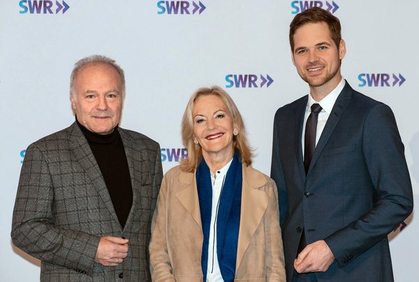 Beim SWR-Pressegespräch 2019: Peter Boudgoust (links) mit Gaby Hauptmann und Moderator Georg Bruder. Foto: SWR/Patricia Nelligan Beim SWR-Pressegespräch 2019: Peter Boudgoust (links) mit Gaby Hauptmann und Moderator Georg Bruder. Foto: SWR/Patricia Nelligan