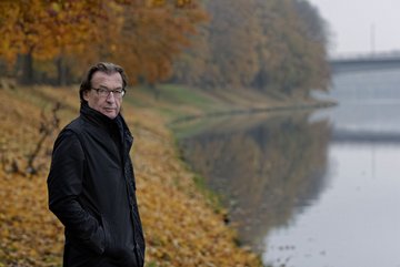 Wolfgang Schorlau am Neckarufer in Heilbronn. Foto: Joachim E. Röttgers