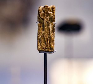 ... Figuren aus Mammutelfenbein im Landesmuseum. 