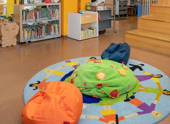 Multilingual lesen und hören in der Kinderbücherei der Weltsprachen. Foto: Natalie Stephan