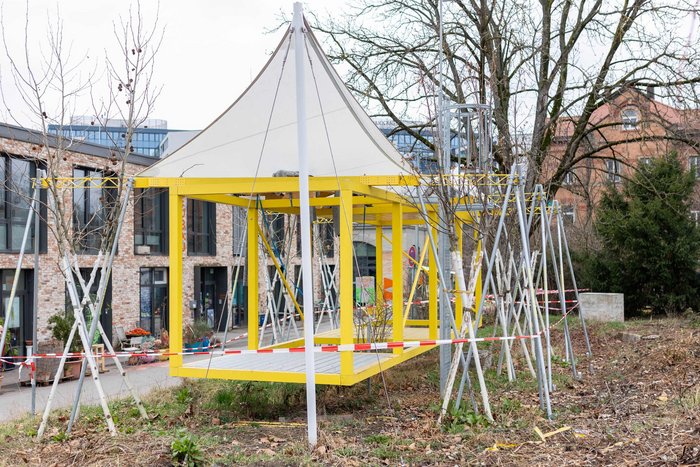 Das "Habitat", noch gestützt von Eisenstangen, später von Bäumen. Foto: Julian Rettig