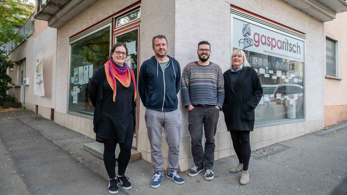 Das Gasparitsch von außen, von links seine Macher:innen Annemarie Zinser, Peter Lang, Maximilian Kiefer und Barbara Herzer.