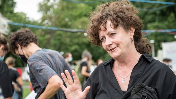 Kesselbambule heißt Wurfgefahr? Versammlungsleiterin Andrea Schmidt lacht. Kesselbambule heißt Wurfgefahr? Versammlungsleiterin Andrea Schmidt lacht.