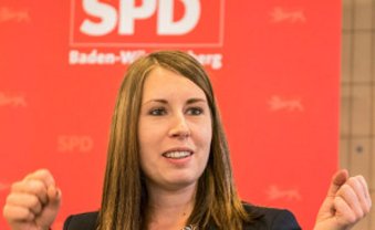 Frau, jung, links