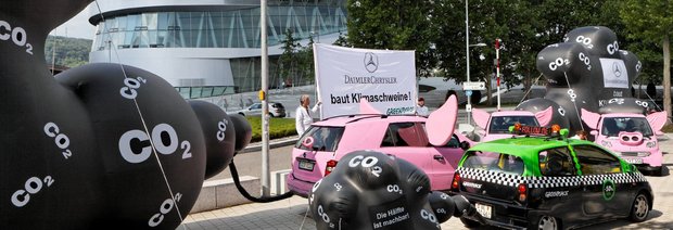 Schon vor zehn Jahren: Greenpeace demonstriert gegen Daimlers Umweltschweine. Foto: Joachim E. Röttgers