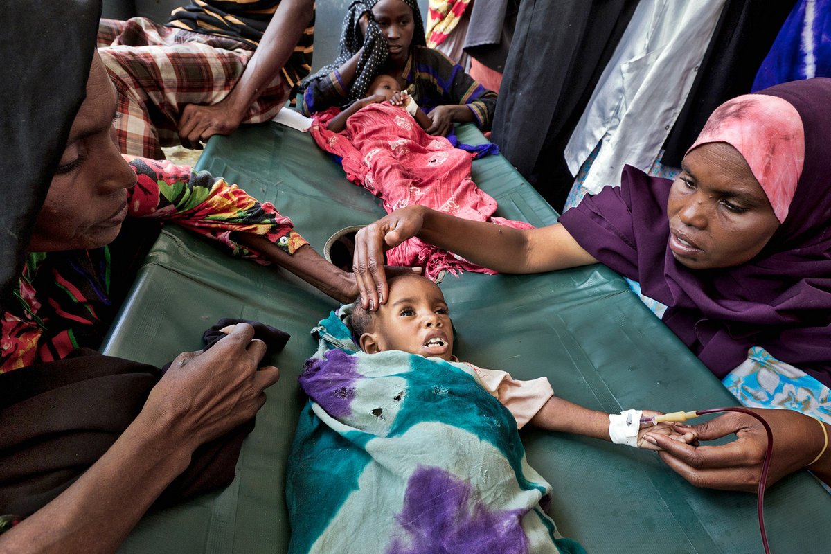 2011, Dürre in Somalia: In der Hauptstadt Mogadishu bangen Mutter und Großmutter um das Leben eines Vierjährigen. Foto: Christoph Püschner