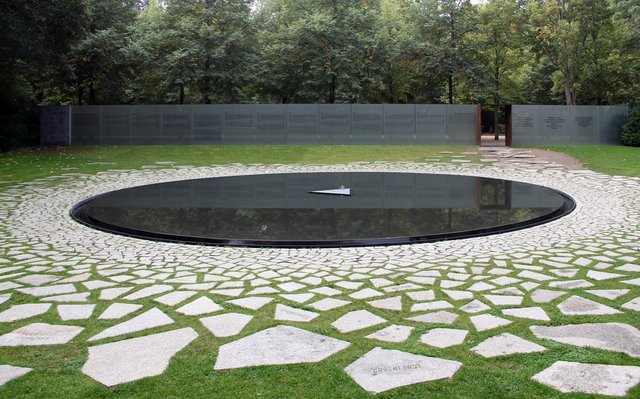 Streit gab's auch um das Denkmal für die im Nationalsozialismus ermordeten Sinti und Roma Europas im Berliner Tiergarten wegen des Baus einer S-Bahn. Foto: OTFW Berlin, CC BY-SA 3.0, wikimedia.org