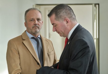 John Heer und sein Anwalt (r.) glänzen durch Abwesenheit. Hier ein Foto vom Februar 2022 bei ihrem ersten Prozess gegen Kienzle.