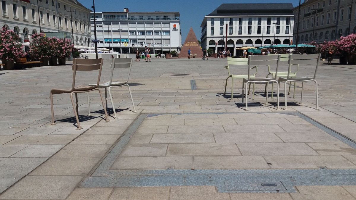 Ohne Schatten bleiben die Stühle auf dem Karlsruher Marktplatz leer. Foto: Florian Kaufmann