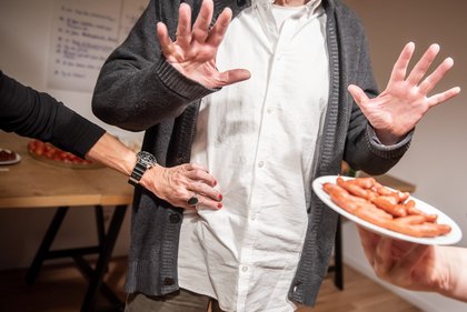 ... prompt folgt ein übergriffiger Kniff ans Hüftgold (Szene nachgestellt).