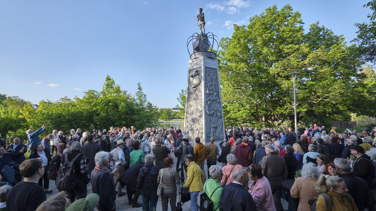 So gefällt's dem Künstler Peter Lenk: Freitag, 9. Mai, feierliche Einweihung seines Bauernkrieg-Denkmals im Böblinger Stadtpark. Die Menschen kommen zuhauf, 500 sind es wohl, staunen und sind vergnügt, und OB Stefan Belz hält eine nachdenkenswerte Rede.
