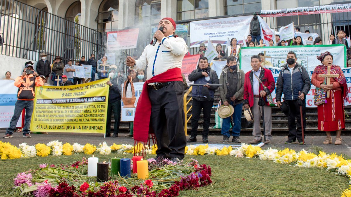 Bevor der Demozug startet: Maya-Zeremonie vor dem Obersten Gerichtshof in Guatemala-Stadt.