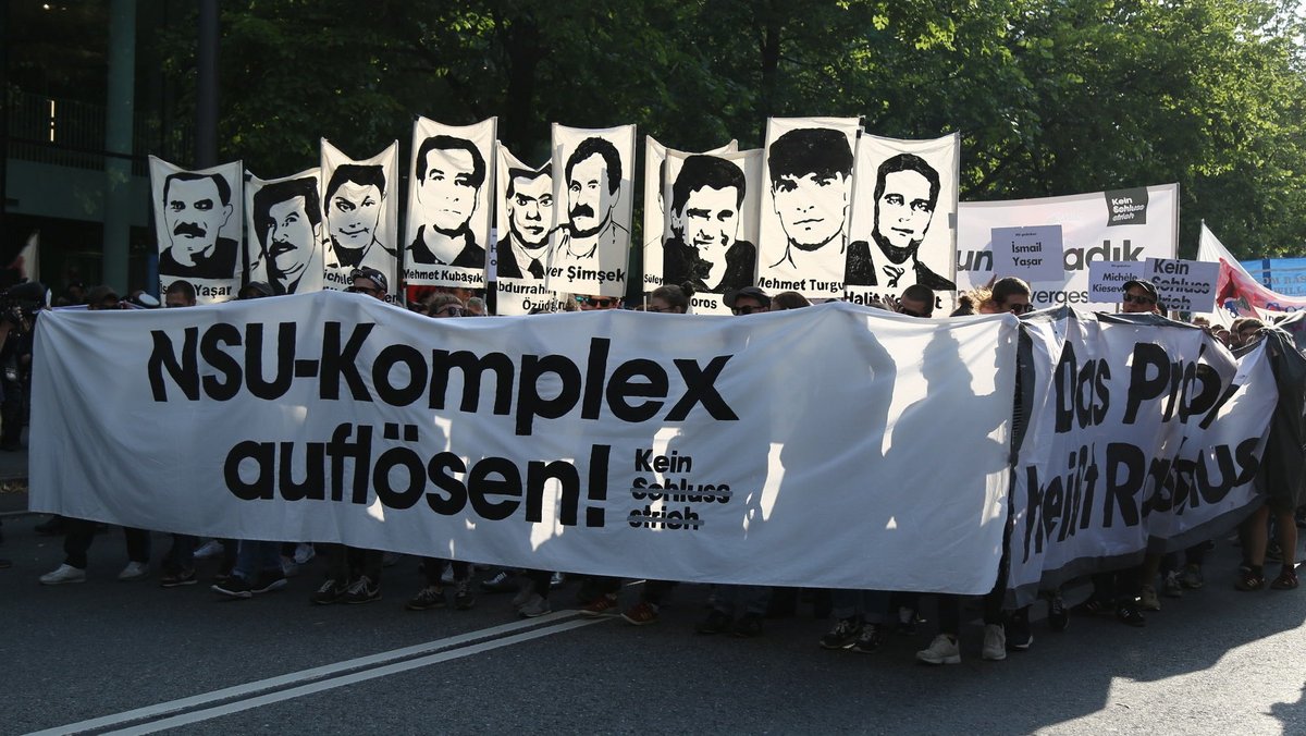 "Kein Schlussstrich"-Demo bei der Urteilsverkündung im NSU-Prozess, München 2018. Der NSU war offenkundig "Noie Werte"-Fan. Foto: Wikimedia, Henning Schlottmann, CC BY-SA 4.0, https://commons.wikimedia.org/w/index.php?curid=71031780 "Kein Schlussstrich"-Demo bei der Urteilsverkündung im NSU-Prozess, München 2018. Der NSU war offenkundig "Noie Werte"-Fan. Foto: Wikimedia, Henning Schlottmann, CC BY-SA 4.0, https://commons.wikimedia.org/w/index.php?curid=71031780