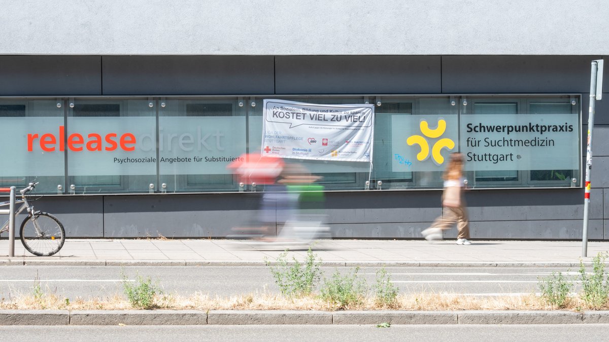 Suchthilfe-Anlaufstelle von Release in der Kriegsbergstraße, Stuttgart-Mitte. Ein Banner warnt vor Kürzungen im Sozialen.