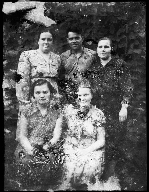 Maxim Dondyuk, Chornobyl Archive, in der Sperrzone geborgenes Familienfoto, Autor unbekannt.