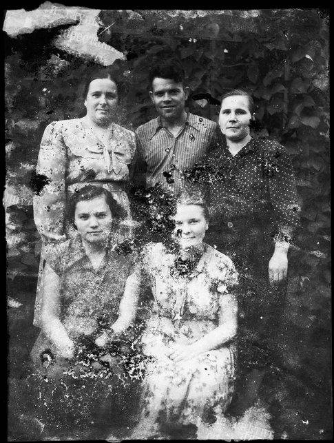 Maxim Dondyuk, Chornobyl Archive, in der Sperrzone geborgenes Familienfoto, Autor unbekannt.