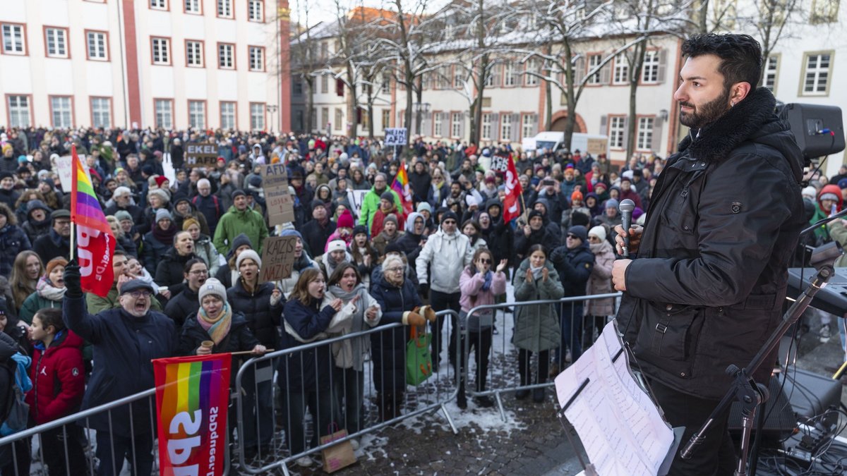 Rund 18.000 Demonstrierende in Heidelberg – rechts Bonyad Bastanfar vom Organisationsteam der Demo. Foto: Luca Siermann Rund 18.000 Demonstrierende in Heidelberg – rechts Bonyad Bastanfar vom Organisationsteam der Demo. Foto: Luca Siermann