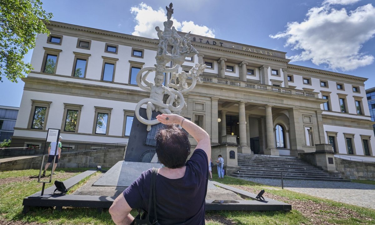 Besuchermagnet? Egal, das S-21-Denkmal muss weg, vorm Stadtpalais hat's keinen Platz für einen Lenk. Wofür es Platz gibt, zeigt der Klick aufs Bild.