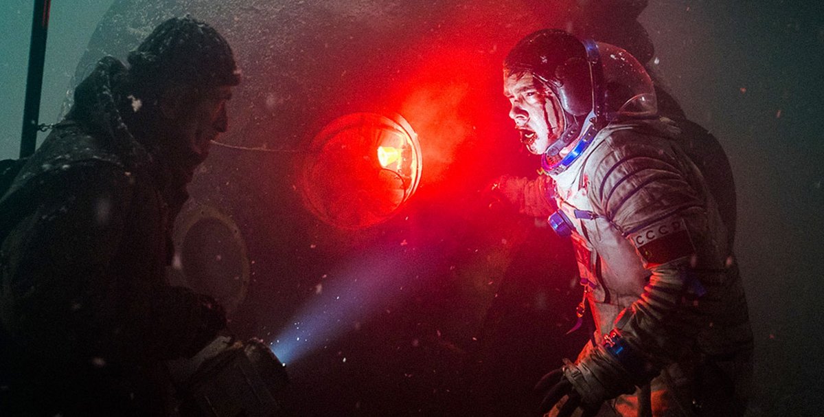 Raumkapselkommandant Konstantin Weschnjakow (Pyotr Fyodorov, rechts) kommt zurück auf die Erde. Nicht alleine. Filmstills: Capelight Pictures