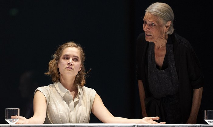 Oder als Kilissa, die alte Amme des Orest, in der "Orestie", ebenfalls am Staatstheater. Hier mit Anne-Marie Lux als Elektra. Foto: Matthias Horn Oder als Kilissa, die alte Amme des Orest, in der "Orestie", ebenfalls am Staatstheater. Hier mit Anne-Marie Lux als Elektra. Foto: Matthias Horn