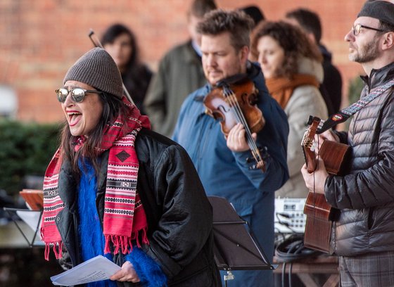Hajnalka Péter, Florian Vogel und Zura Dzagnidze sorgten für die musikalische Begleitung. Foto: Jens Volle