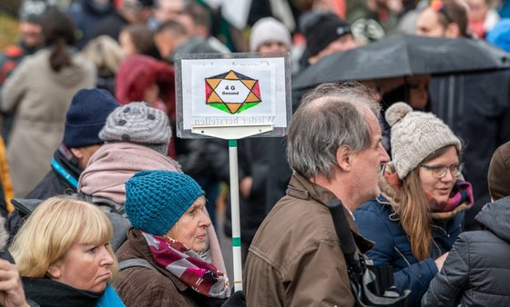 Verfolgt wie Juden in der NS-Zeit? Angedeuteter Davidstern auf einer "Querdenken"-Demo am 27.11.2021 in Stuttgart. Foto: Jens Volle Verfolgt wie Juden in der NS-Zeit? Angedeuteter Davidstern auf einer "Querdenken"-Demo am 27.11.2021 in Stuttgart. Foto: Jens Volle