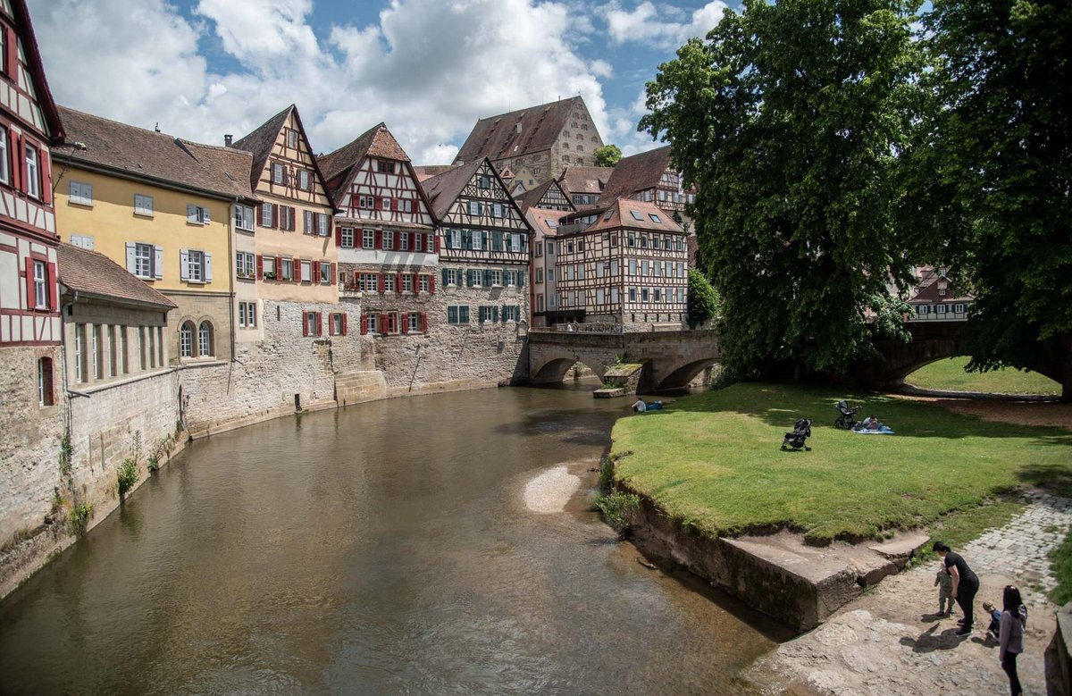 Das Haller Postkartenidyll aus Fachwerkhäusern und Kocherwiesen, ...