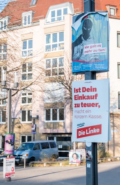 Antifa mit Warn-, Linke mit Wahlplakat. Foto: Jens Volle