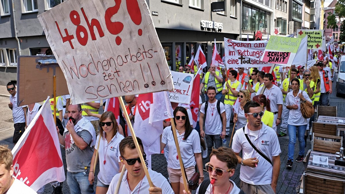 Immer wieder Arbeitszeit: Warnstreiks beim Deutschen Roten Kreuz 2016. Mittlerweile darf dort höchstens 44 Stunden pro Woche gearbeitet werden.