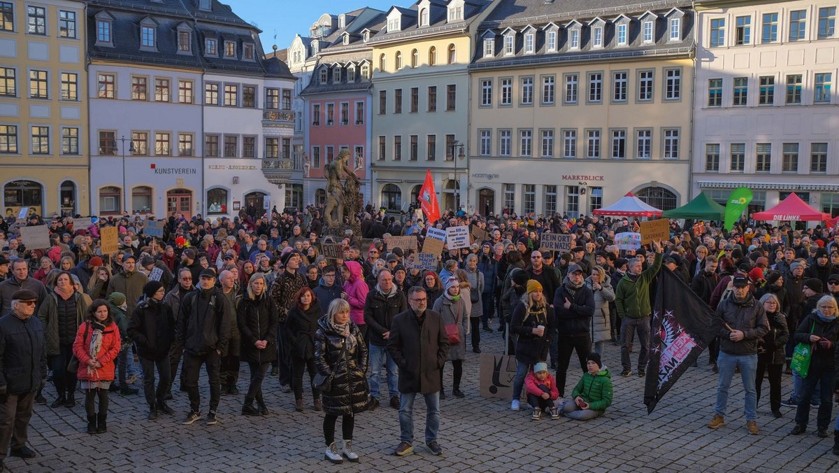 Zur ersten "Nie wieder ist jetzt"-Kundgebung am 27. Januar 2024 gingen erstmals viel mehr Menschen auf die Straße als sonst. Vorne Mitte mit Brille: OB Julian Vonarb (parteilos).