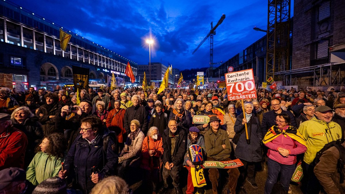 Unermüdlich: Seit 700 Wochen protestieren Bürger:innen jeden Montag gegen Stuttgart 21. Fotos: Jens Volle