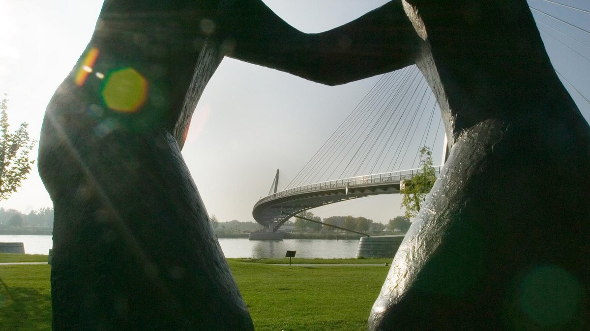 Blick durch die Skulptur "Begegnung" auf die "Passarelle des Deux Rives". Die Brücke für Radfahrende und Fußgänger:innen soll Kehl und Straßburg, Französ:innen und Deutsche verbinden. Fotos: Joachim E. Röttgers