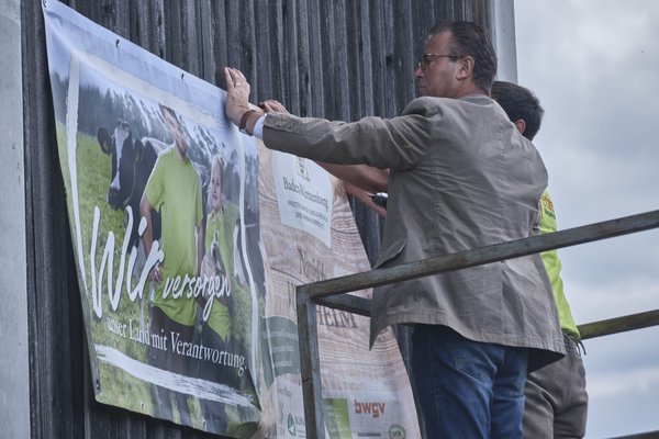 Hauk legt fürs Image mit Hand an.