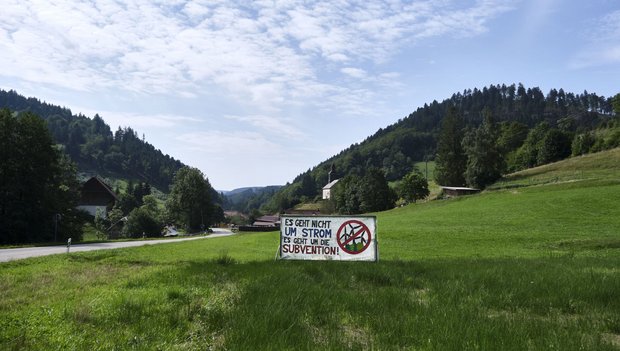 Transparent der Windkraftgegner stört das Idyll im Kleinen Wiesental. Foto: Joachim E. Röttgers