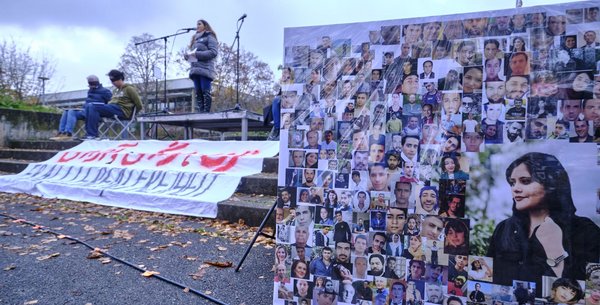 Fotos von im Iran ermordeten Demonstrant:innen. Demo im Park an der Uni Stuttgart am 30. November. Foto: Joachim E. Röttgers