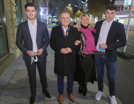 Volle Unterstützung, natürlich auch von der Verwandtschaft: Nopper mit Söhnen und Gattin, der Knigge-Lehrerin für Jugendliche. Volle Unterstützung, natürlich auch von der Verwandtschaft: Nopper mit Söhnen und Gattin, der Knigge-Lehrerin für Jugendliche.