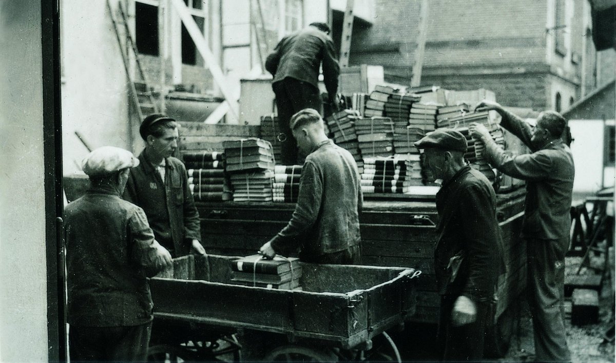 Zwangsarbeiter aus der Sowjetunion an der Materialprüfungsanstalt der Technischen Hochschule Stuttgart beim Verladen von Büchern. Foto: Universitätsarchiv Stuttgart 17/684