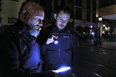 Mehr Polizei machts auch nicht besser. Foto: Steve Przybilla 