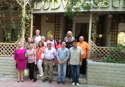 Die Gruppe vor dem Restaurant Ludwigsburg in Jewpatorija (Krim), Partnerstadt von – genau – Ludwigsburg. Foto: privat