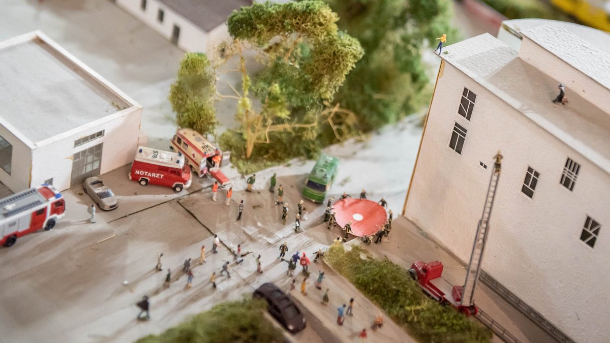 Freys Modell zeigt auch menschliche Details. Hier etwa einen Mann, der droht, vom Dach zu springen. Foto: Jens Volle