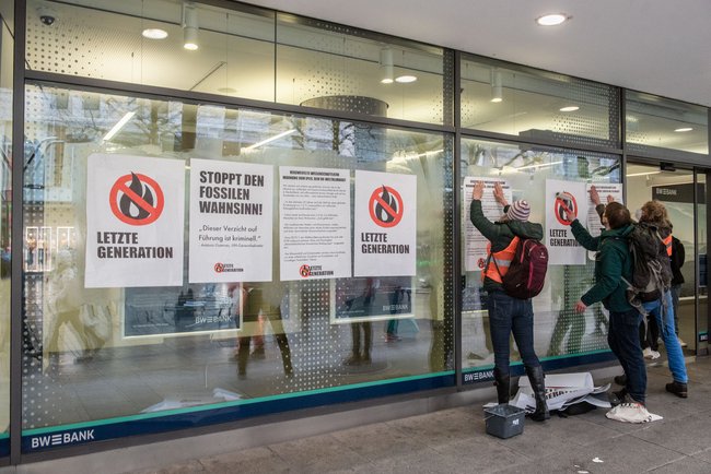 Die BW-Bank in der Stuttgarter Königstraße wird von der Letzten Generation ermahnt, hier am 1. April. Foto: Jens Volle